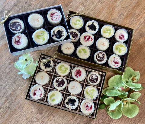 How much advance notice is required to purchase a gift box of mini cheesecakes?